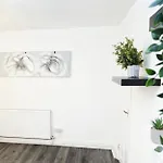 City Centre Apartment With Tennis Table