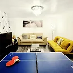 City Centre Apartment With Tennis Table